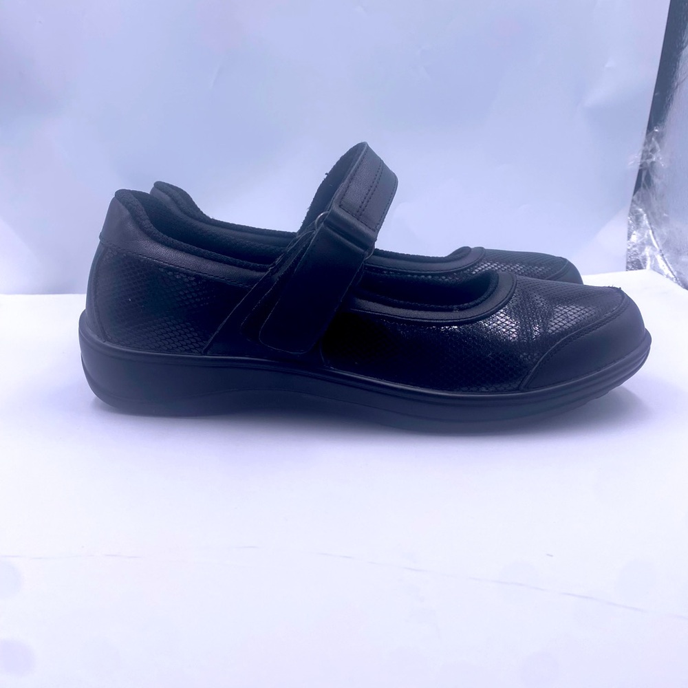 Black Mary Jane women’s size 10 strap on shoes good condition